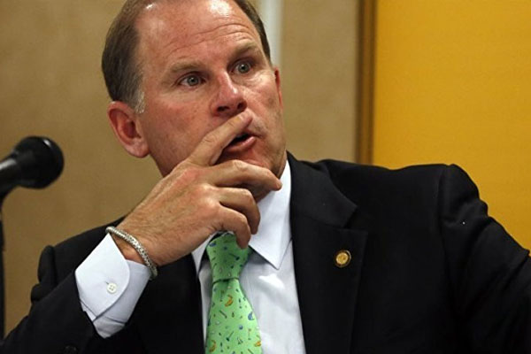 Öğrenciler ırkçı rektörü dize getirdi