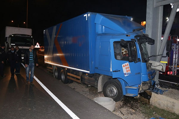 Kamyon üst geçide çarptı