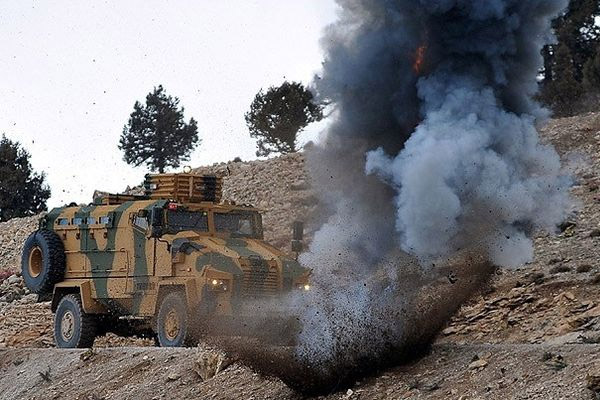 Askeri araca saldırı: Yaralılar var