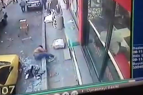 3'üncü kattan aşağı attılar