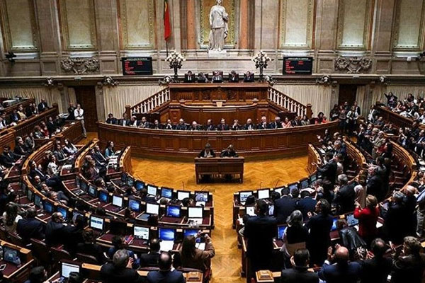 Solcular hükümeti düşürdü