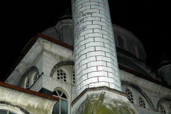 Camiden düşerek öldü