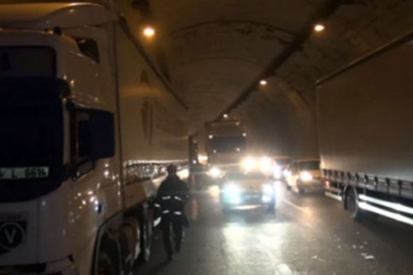 TEM'de 4 tır kaza yaptı