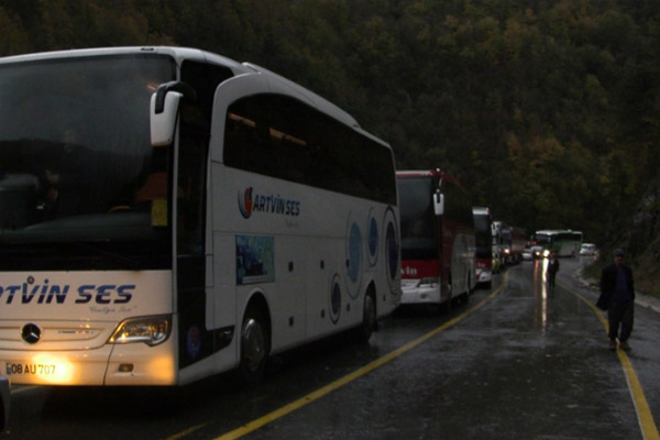 Artvin'de heyelan yolu kapattı