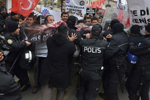 Protestocu işçilere polis müdahalesi