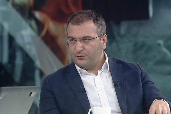 Esra Elönü'den Cem Küçük'e sert sözler