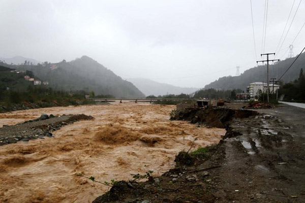 Rize'de yağış yolları kapattı