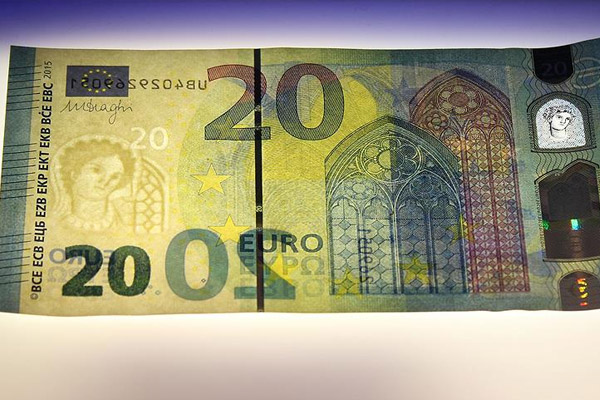Almanya yeni 20 euroluk banknotu tanıttı