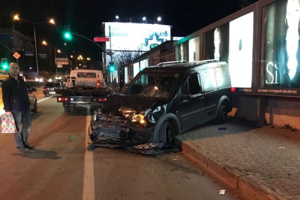 Araç yayaların arasına daldı: 2 kişi yaralandı