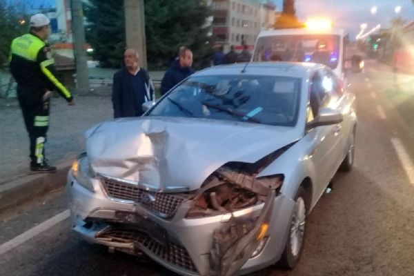 İzmir'de otomobil ile kamyonet çarpıştı: 11 yaralı