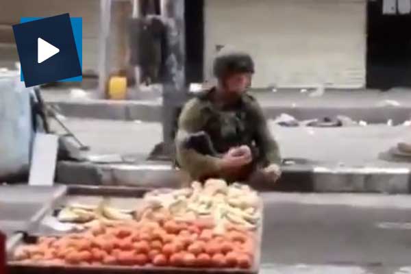 İsrail askerleri Filistinli satıcının tezgahından elma çaldı
