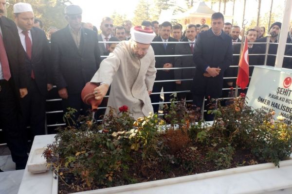 Diyanet İşleri Başkanı Erbaş, Ömer Halisdemir'in mezarında