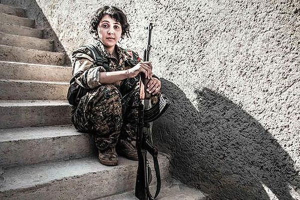 Alman Ordu Dergisinde boy boy YPG fotoğrafları