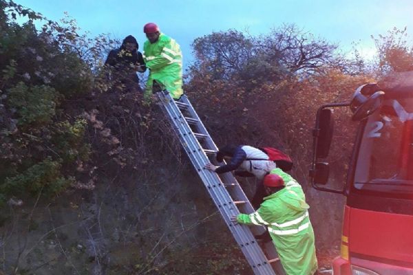 Ormanlık alanda mahsur kalan öğrencileri itfaiye kurtardı