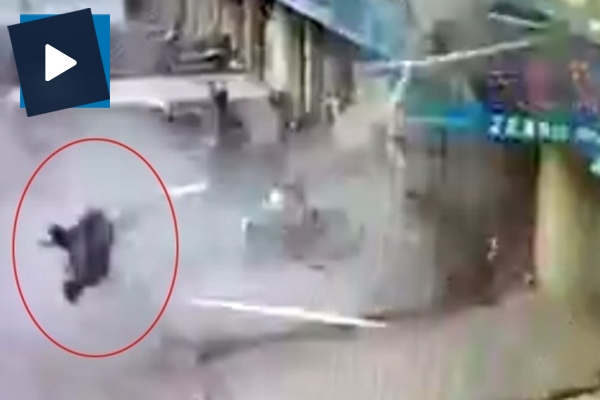 Patlamanın şiddeti çalışanı yola fırlattı