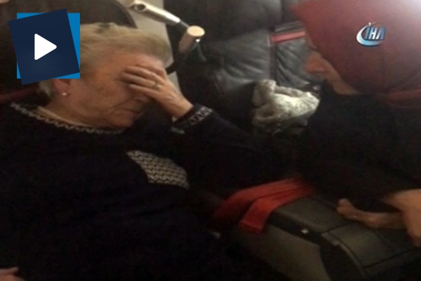 Bakan Kaya, uçakta fenalaşan yolcuya müdahale etti