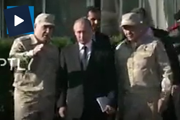 Rus komutanlar Esed'in Putin'in yanında yürümesine izin vermedi