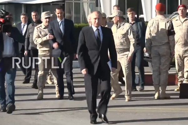 Rus komutan, Esed'i kolundan çekti