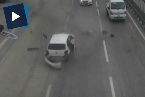 Emniyet kemeri takmayınca otomobilden böyle fırladı