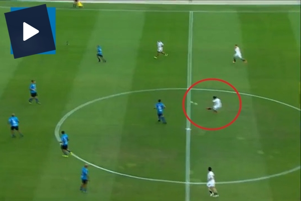 Ronaldinho kaleciyi kendi yarı alanından avladı