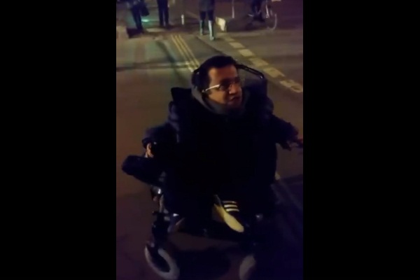 Magandalar, engelli vatandaşlara böyle eziyet ediyor