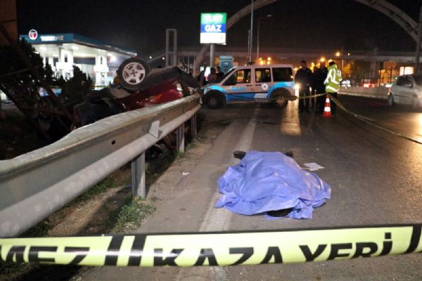 Antalya'da otomobil bariyerlere çarparak takla attı: 1 ölü, 3 yaralı
