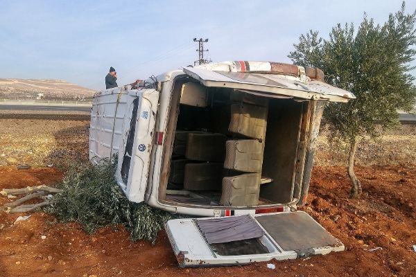 Zeytin işçilerini taşıyan minibüs takla attı: 15 kişi yaralandı