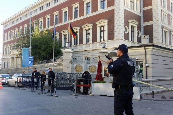 Alman Konsolosluğu önünde şüpheli paket alarmı!