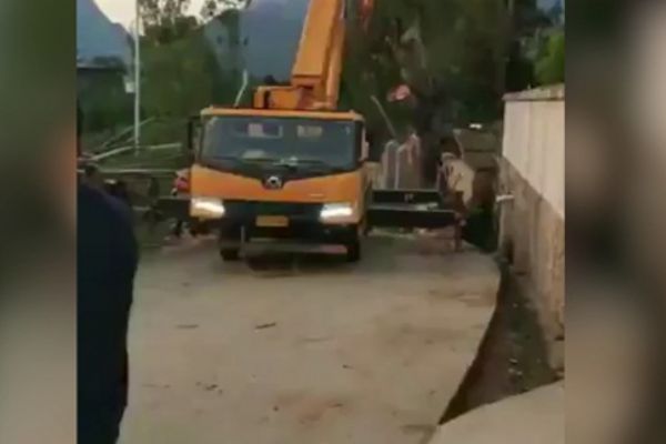 Ağırlığı hesaplayamayan vinç ters takla attı!