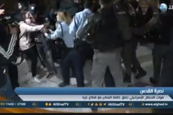 Filistinlilere saldıran İsrail askeri yerde sürüklendi