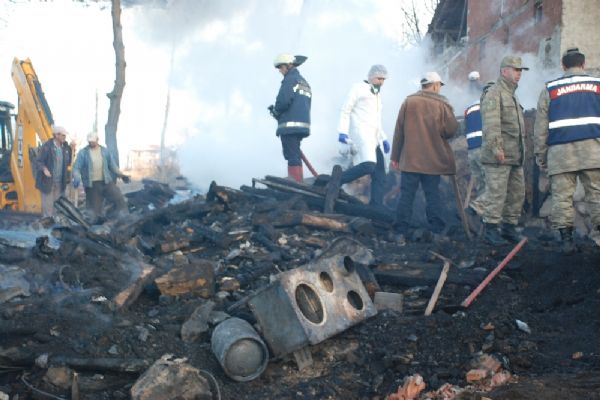 3 çocuğun cansız bedeni yanan evden çıkarıldı!