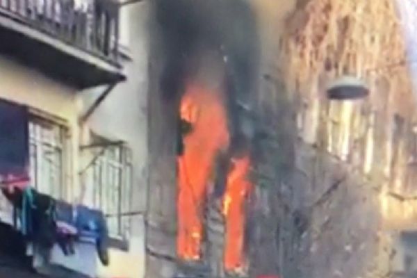 Beyoğlu'nda 5 katlı ahşap binada yangın çıktı