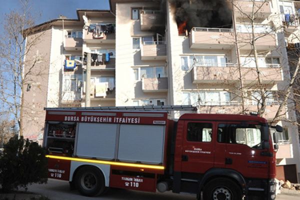 Bursa'da yangın: Daire kullanılamaz hale geldi