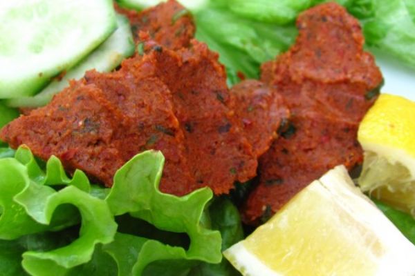 Çiğ köfte yiyen 40 öğrenci zehirlendi