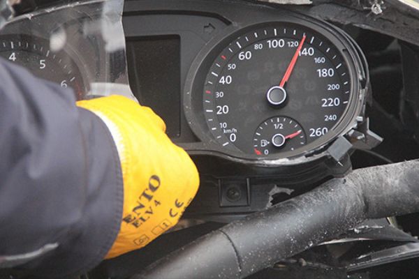 Otomobil, 130 kilometre hızla TIR'a çarptı