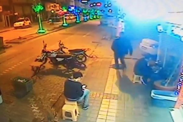 Uyuyan köpeğe tekme attı