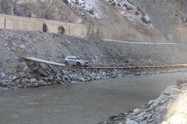 Bu asma köprüden geçmek cesaret ister