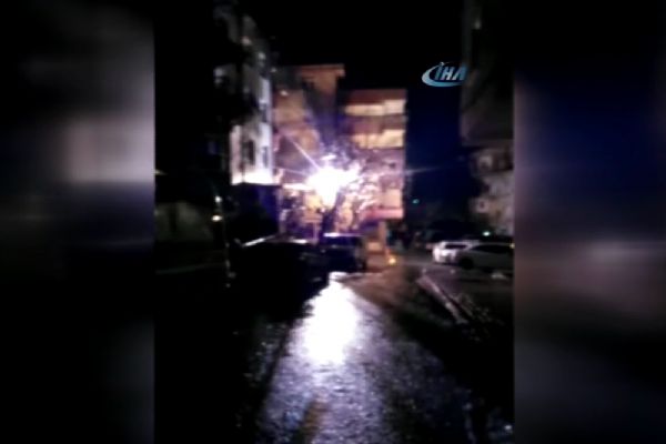 Elektrik direğindeki patlamalar paniğe yol açtı