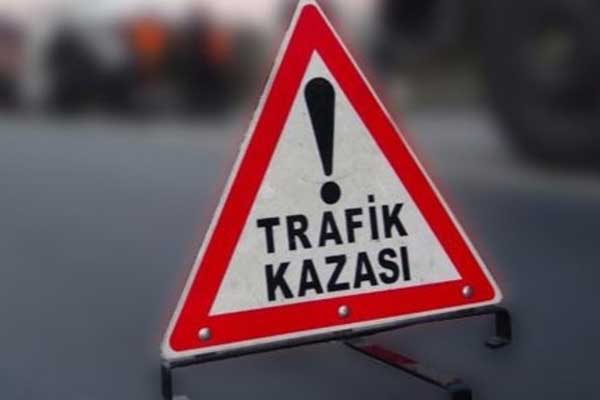 TEM otoyolunda çimento yüklü kamyon devrildi