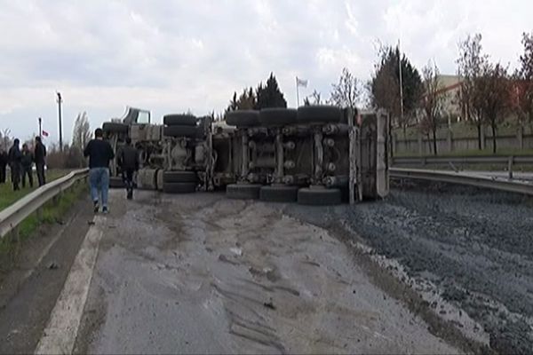 TEM otoyolunda çimento yüklü kamyon devrildi