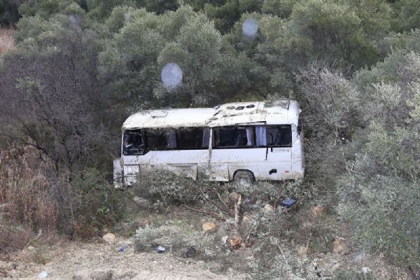 İşçileri taşıyan servis şarampole devrildi: 9 kişi yaralandı