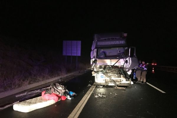 Kimyasal madde taşıyan tır demir yüklü tıra çarptı