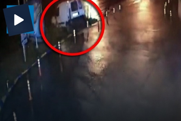 El freni çekilmeyen aracın E-5’e uçması kamerada