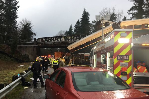 Yolcu treni raydan çıktı: 6 ölü, 80 yaralı