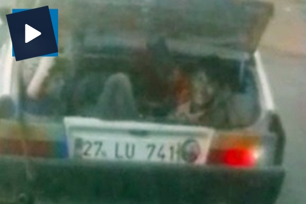 Çocukların otomobil bagajında tehlikeli yolculuğu