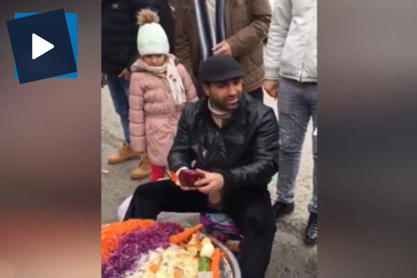 Sesi kendinden dublajlı seyyar satıcı