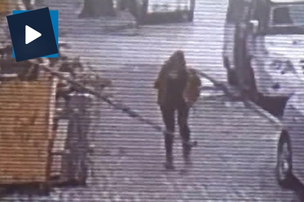 Kaldırımda yürürken başına inşaat demiri düştü