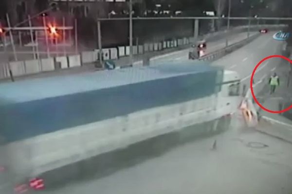 Kamyon kontrol noktasına girdi: 2'si polis 3 yaralı