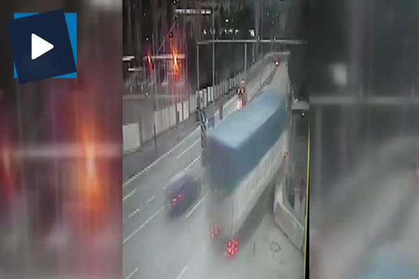 Kamyon polis uygulama noktasına böyle girdi