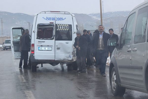 Van'da okul servisi yan yattı: 10 kişi yaralandı